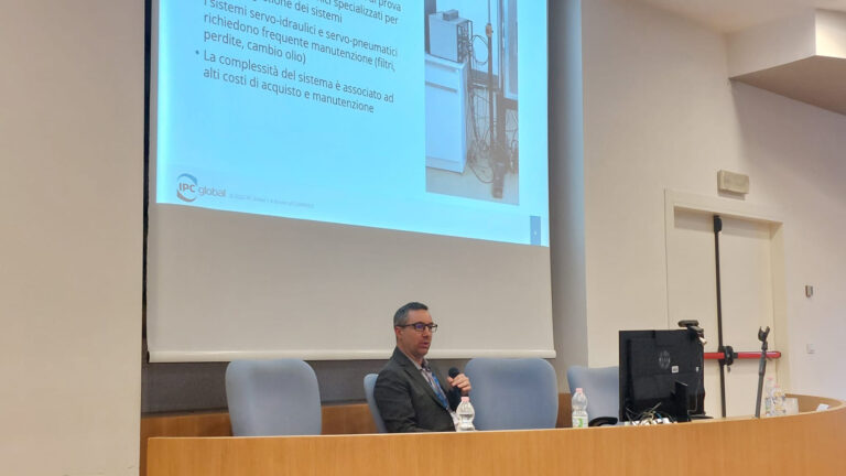 Il dr. Andrea Carlessi, Product Manager IPC Global – CONTROLS Asphalt Division durante il TECHNICAL WORKSHOP moderato dal prof. Gianluca Cerni, Università di Perugia