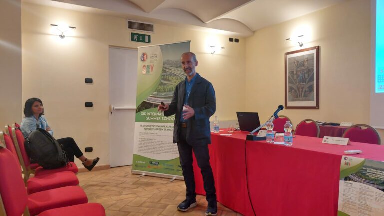 Prof. Giovanni Dotelli, Politecnico di Milano durante la SIIV LECTURES moderata dal Prof. Gianluca Dell’Acqua, Università di Napoli Federico II