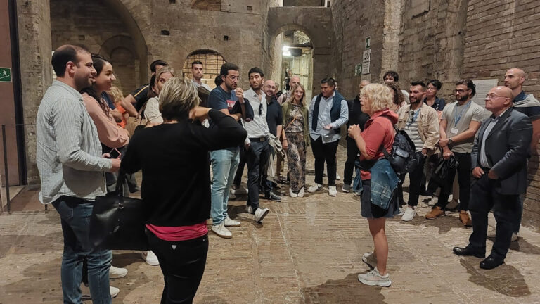 Momenti di convivialità presso il centro storico di Assisi