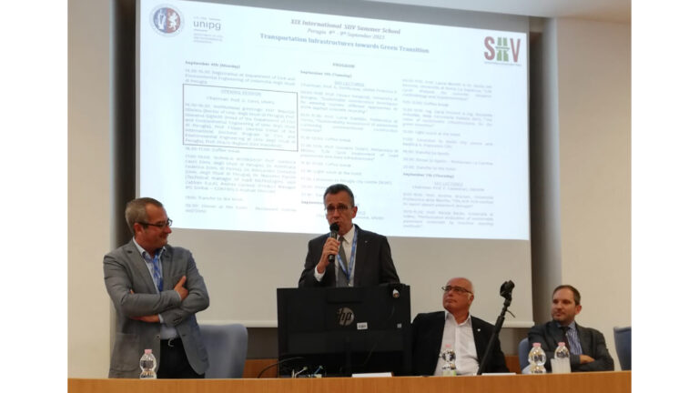 Il prof. Gianluca Cerni, Direttore della Scuola Estiva 2023 di Alta Formazione alla Ricerca della SIIV, Università di Perugia, durante la cerimonia di apertura della XIX edizione della Summer School della Società Italiana Infrastrutture Viarie | SIIV