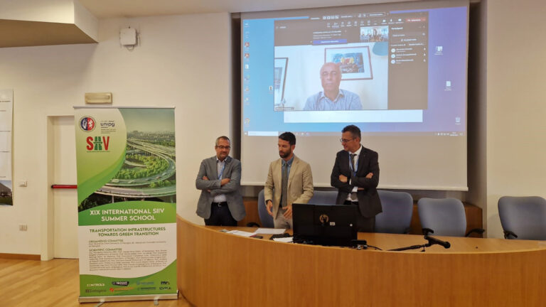 8° SIIV Arena. Da sinistra il prof. Orazio Baglieri, Presidente SIIV; l'ing. Alessandro Corradini, chairman della SIIV Arena e membro del Comitato Organizzativo della XIX International SIIV Summer School 2023; il prof. Gianluca Cerni, Direttore della Summer School SIIV 2023 Corso di Alta Formazione alla Ricerca ICAR/04. Da remoto: il prof. Gaetano Bosurgi, Università di Messina e Past-President SIIV ed il prof. Nicola Baldo, Università di Udine.