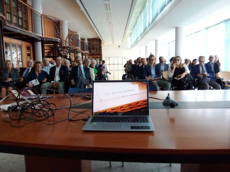 I presenti presso la Biblioteca Storica della Scuola Politecnica dell'Università di Napoli Federico II durante l'evento commemorativo dedicato al prof. Renato Lamberti. In prima fila a sinistra i figli del prof. Lamberti: Massimiliano e Marco.